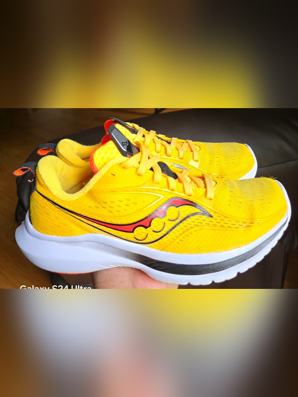 Sz 6.5 Women's SAUCONY KINVARA 13 'Vizi Gold/Vizi Red' Running Shoes - Picture 3 of 8